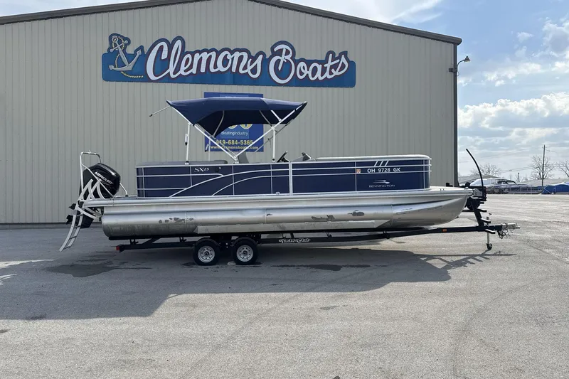 The Image of 2023 Bennington 25ssrc pontoon boat on trailer at Clemons Boats dealership. - 1