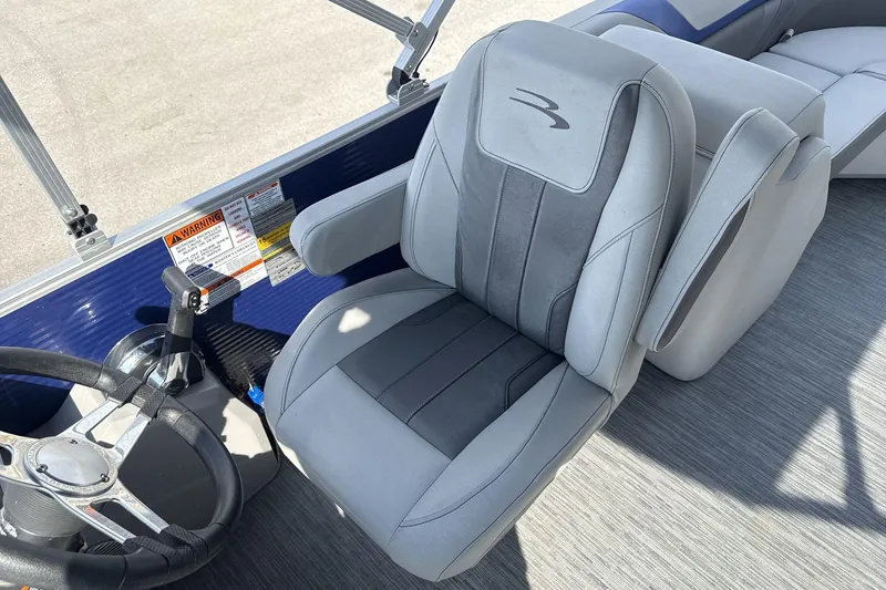 Slide: The Image of Captain's chair and steering wheel of 2023 Bennington 25ssrc pontoon boat. - 10