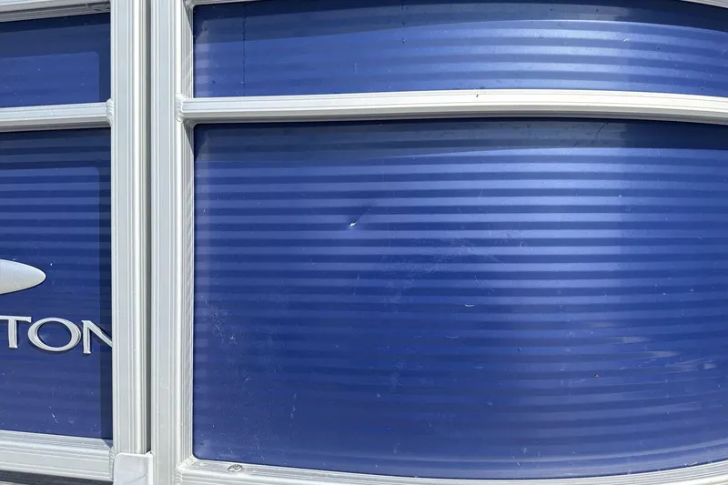 Slide: The Image of 2023 Bennington 25ssrc pontoon boat with blue and white exterior detailing. - 18