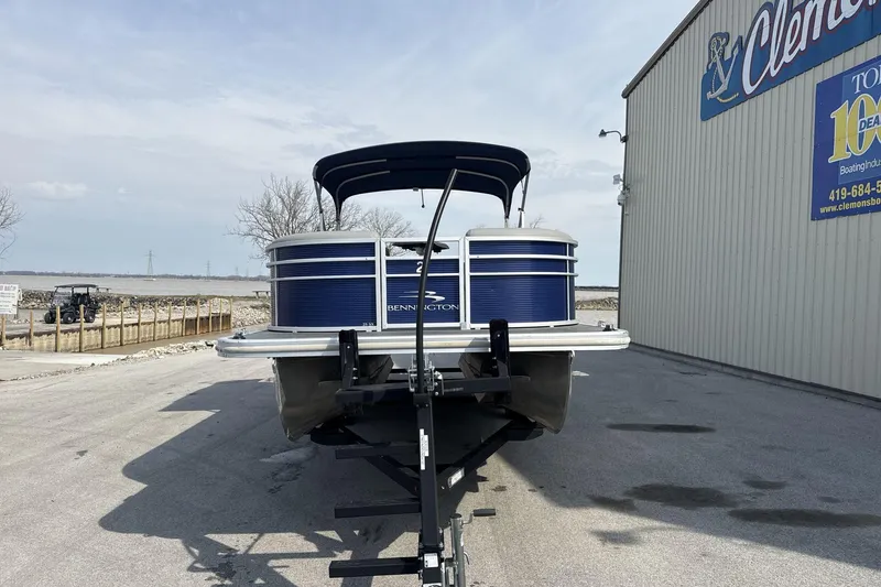 Slide: The Image of 2023 Bennington 25ssrc pontoon boat on trailer outside dealership. - 3