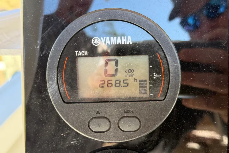 Slide: The Image of Yamaha tachometer displaying 268.5 hours on a 2018 Parker 2100 SE boat. - 32