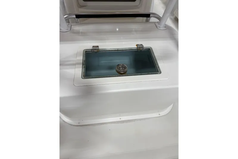 Slide: The Image of Livewell on 2018 Parker 2100 SE boat, featuring a transparent lid and secure latch. - 4