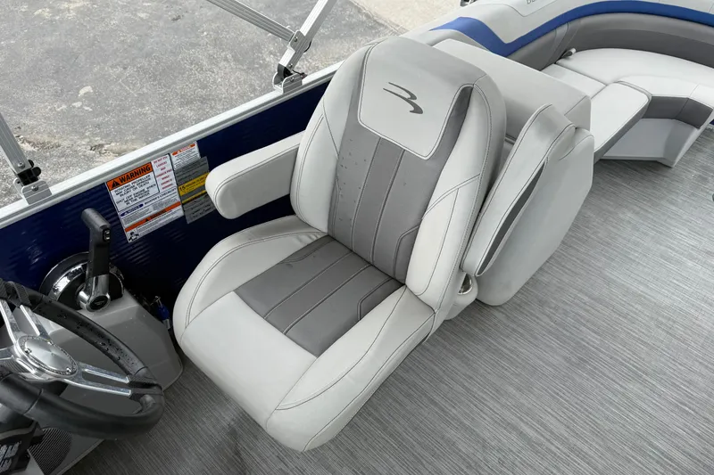 Slide: The Image of Captain's chair on 2023 Bennington 25ssrc pontoon boat, featuring sleek design and comfortable seating. - 23