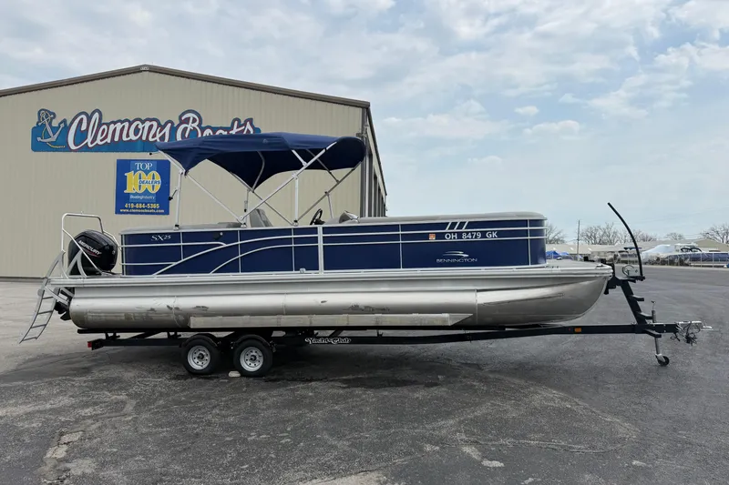 The Image of 2023 Bennington 25ssrc pontoon boat on trailer at Clemons Boats dealership. - 9