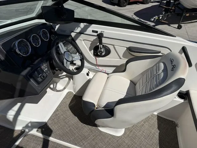 Slide: The Image of Sea Ray SPX 190 2018 - 9