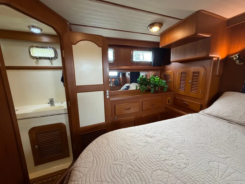 Slide: The Image of Interior of 2002 Heritage East 36 Sundeck yacht cabin. - 12