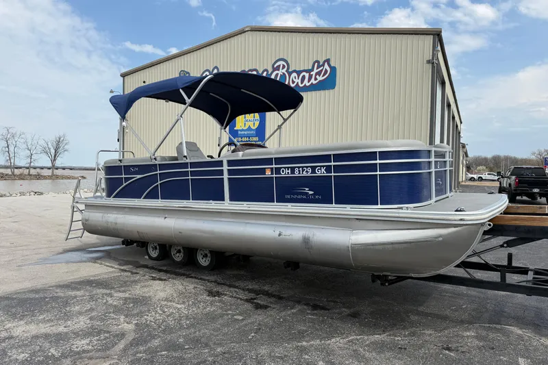 Slide: The Image of 2023 Bennington 24SSRC pontoon boat on trailer outside dealership. - 10