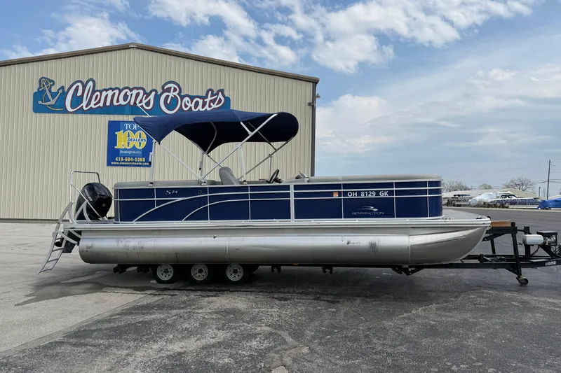 Slide: The Image of 2023 Bennington 24SSRC pontoon boat on trailer at Clemons Boats dealership. - 8