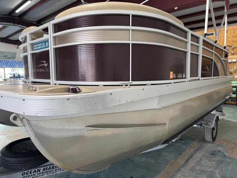 Slide: The Image of 2016 Bennington 20SLX pontoon boat in a storage facility. - 15