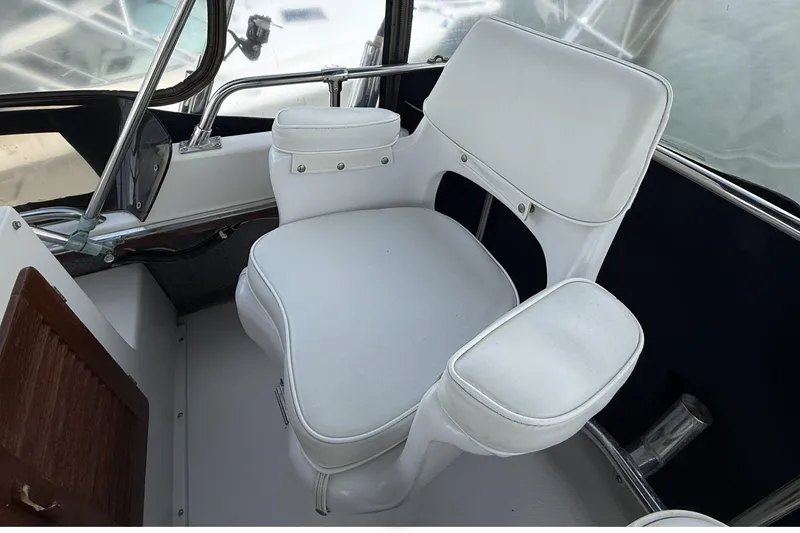 Slide: The Image of White captain's chair on 1989 Tiara Yachts 3100 Flybridge boat. - 33