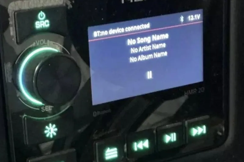 Slide: The Image of Boat stereo system display in a 2021 Barletta L23UC, showing no connected device. - 28