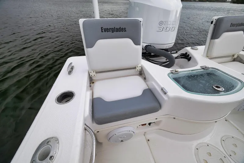 Slide: The Image of 2018 Everglades 243 Center Console boat with Yamaha 300 engine, featuring seating and livewell. - 31