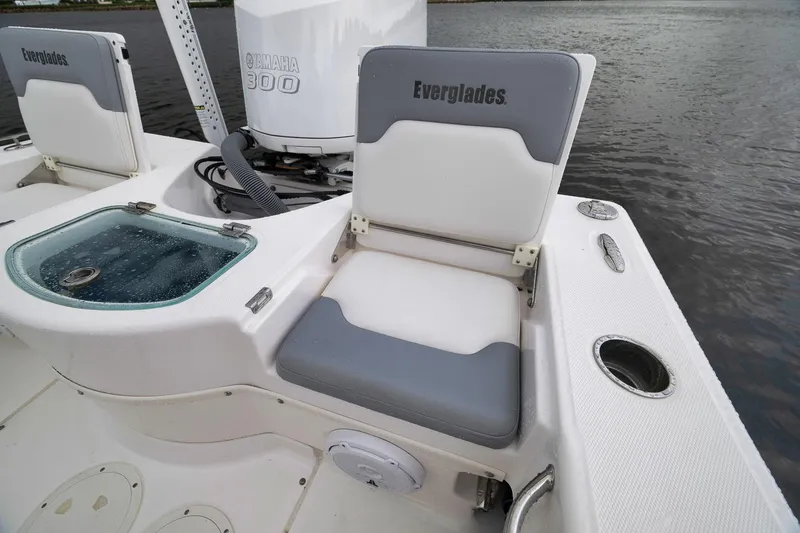Slide: The Image of 2018 Everglades 243 Center Console boat with Yamaha 300 engine, featuring seating and livewell. - 32