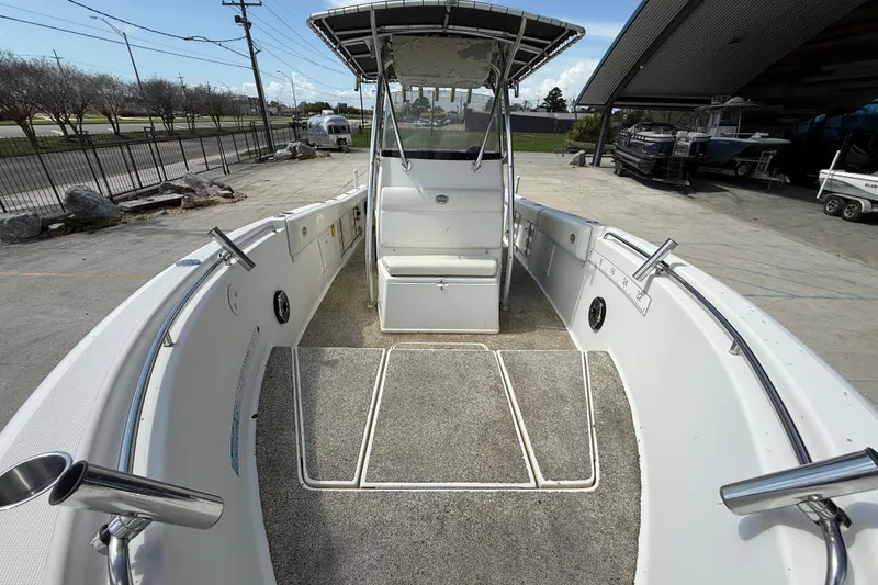 Slide: The Image of 2006 Triton 2690 CC boat interior with spacious deck and seating. - 10