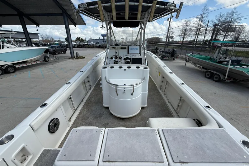 Slide: The Image of 2006 Triton 2690 CC boat interior with center console and seating. - 7