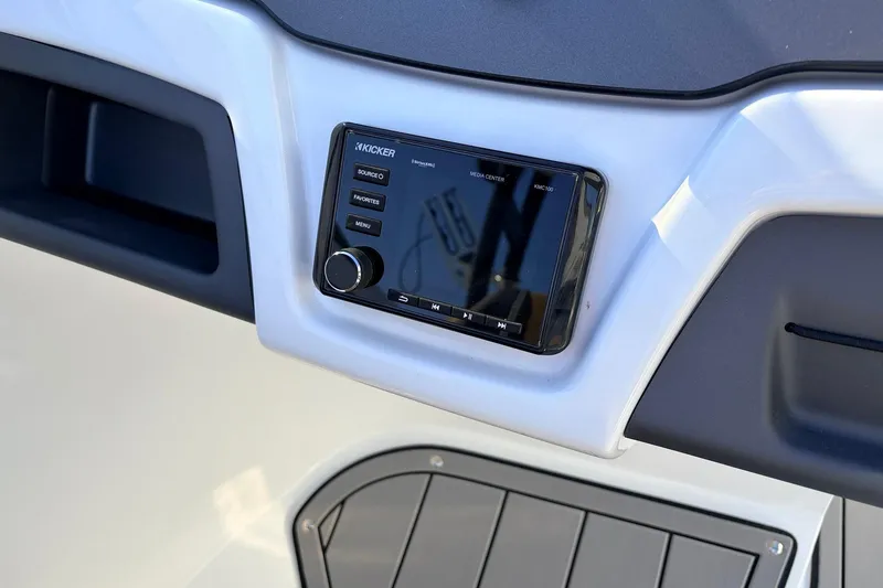 Slide: The Image of Dashboard of 2025 Tahoe 210 Si featuring Kicker media center. - 28
