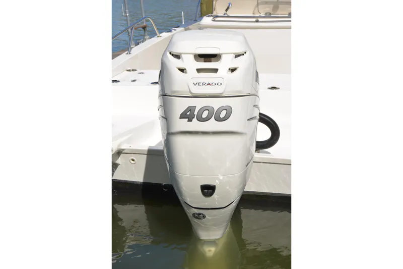 Slide: The Image of Boston Whaler 270 Dauntless 2021 with powerful Verado 400 outboard engine. - 58