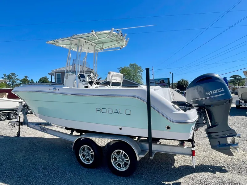 Slide: The Image of Robalo R222 2018 - 10