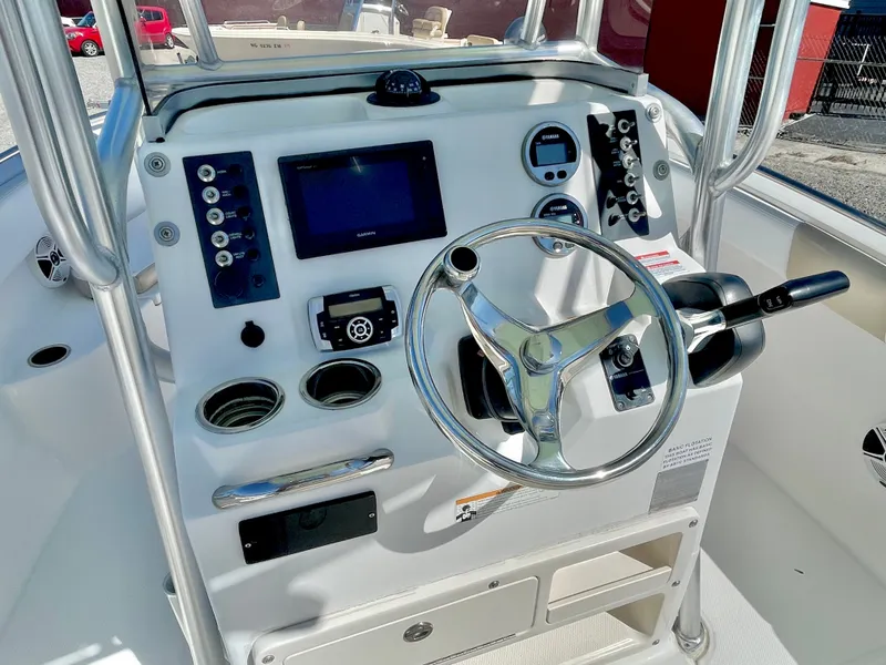 Slide: The Image of Robalo R222 2018 - 11