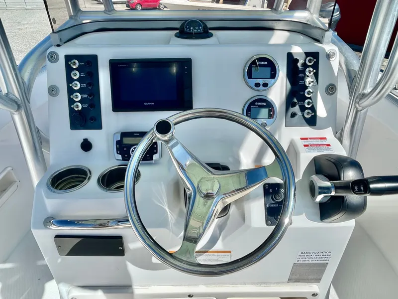 Slide: The Image of Robalo R222 2018 - 12