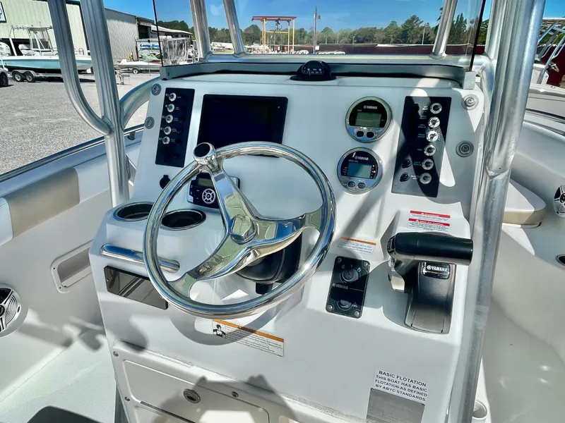 Slide: The Image of Robalo R222 2018 - 13