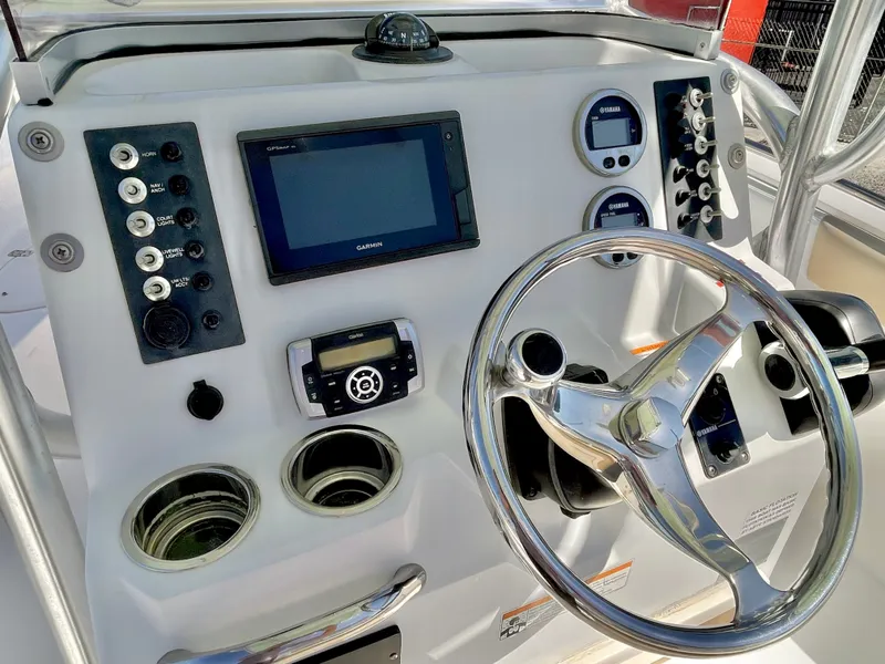 Slide: The Image of Robalo R222 2018 - 14