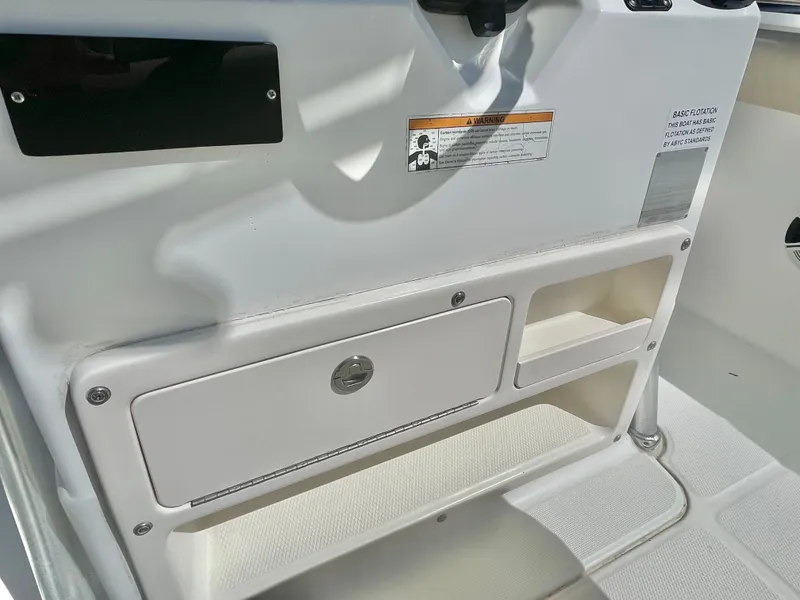 Slide: The Image of Robalo R222 2018 - 20