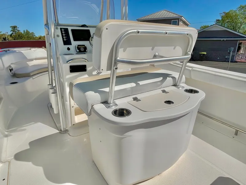 Slide: The Image of Robalo R222 2018 - 24