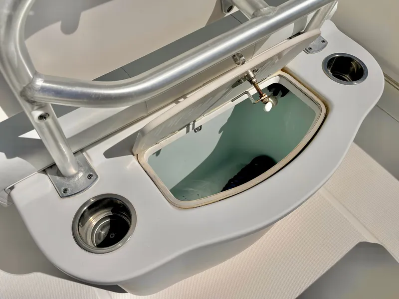 Slide: The Image of Robalo R222 2018 - 25