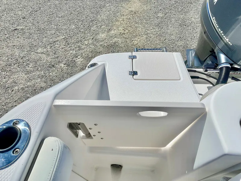 Slide: The Image of Robalo R222 2018 - 26