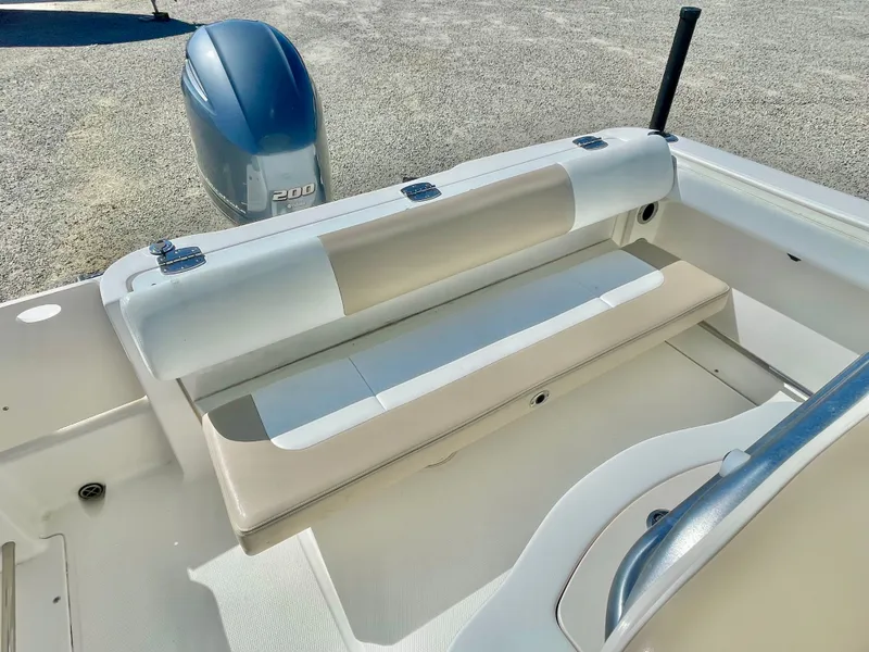 Slide: The Image of Robalo R222 2018 - 27