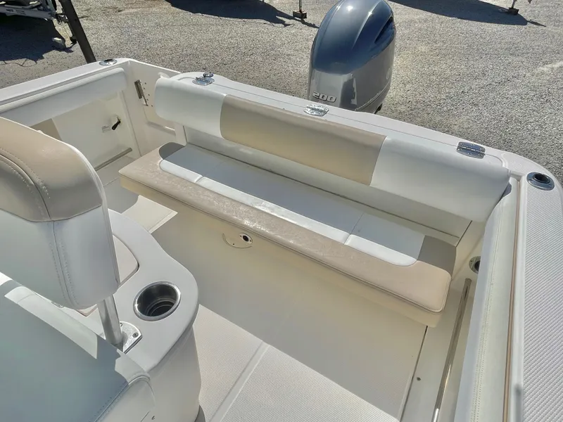 Slide: The Image of Robalo R222 2018 - 28