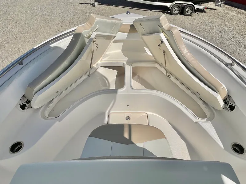 Slide: The Image of Robalo R222 2018 - 30