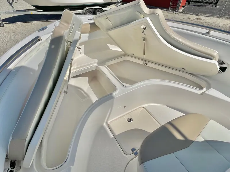 Slide: The Image of Robalo R222 2018 - 32