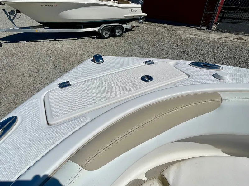 Slide: The Image of Robalo R222 2018 - 33