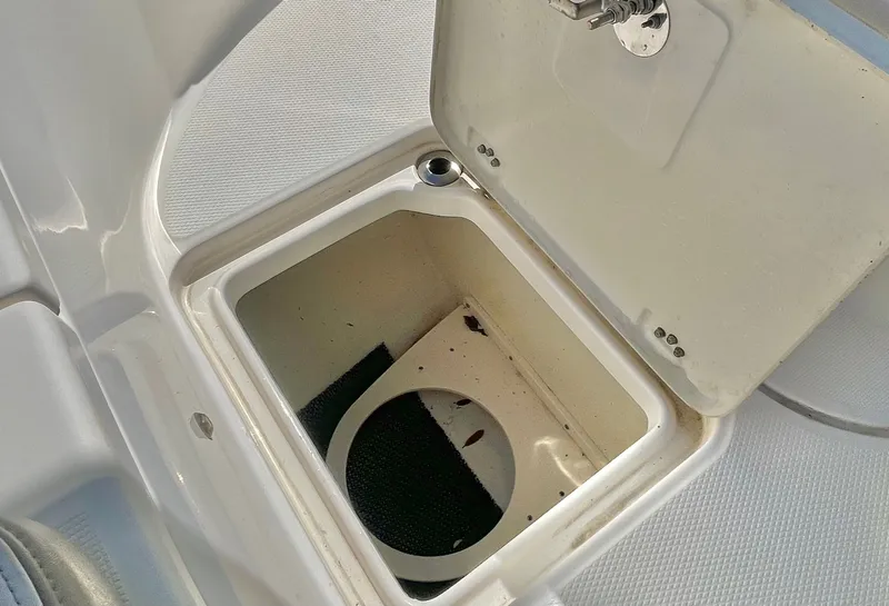 Slide: The Image of Robalo R222 2018 - 35