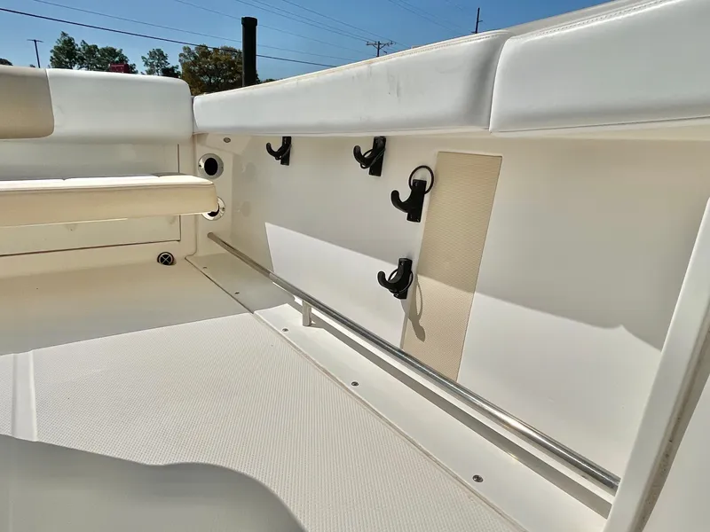 Slide: The Image of Robalo R222 2018 - 38