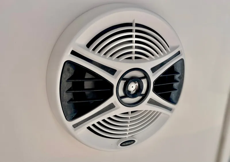 Slide: The Image of Robalo R222 2018 - 40