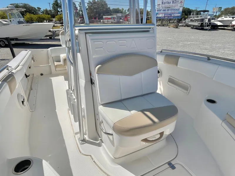 Slide: The Image of Robalo R222 2018 - 41