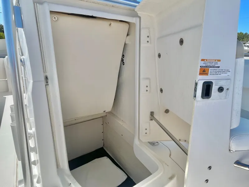 Slide: The Image of Robalo R222 2018 - 42