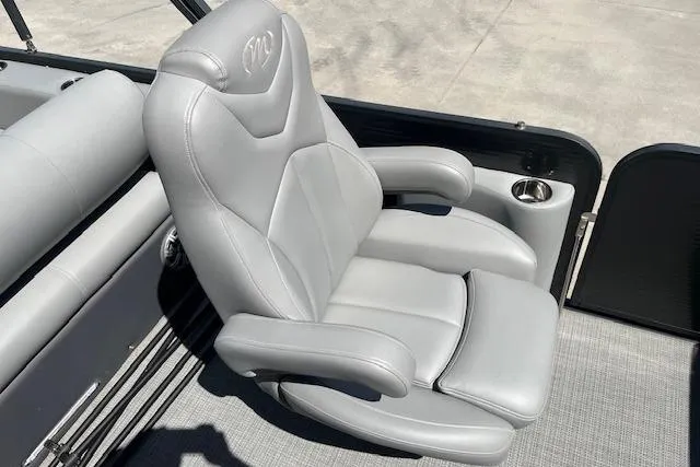 Slide: The Image of Luxurious seating on 2020 Manitou 25 OASIS SL VP pontoon boat. - 15
