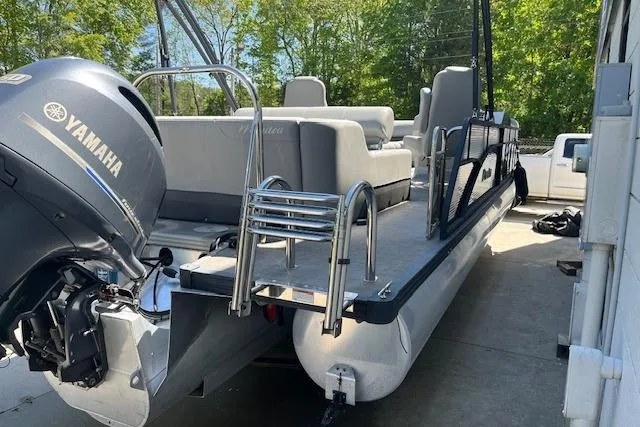 Slide: The Image of 2020 Manitou 25 OASIS SL VP pontoon boat with Yamaha engine, docked outdoors. - 3