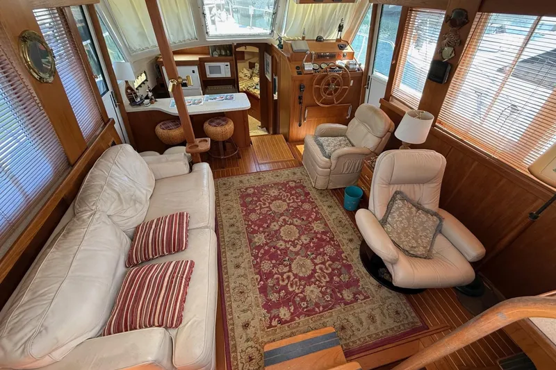 Slide: The Image of Mainship 430 Trawler - 10