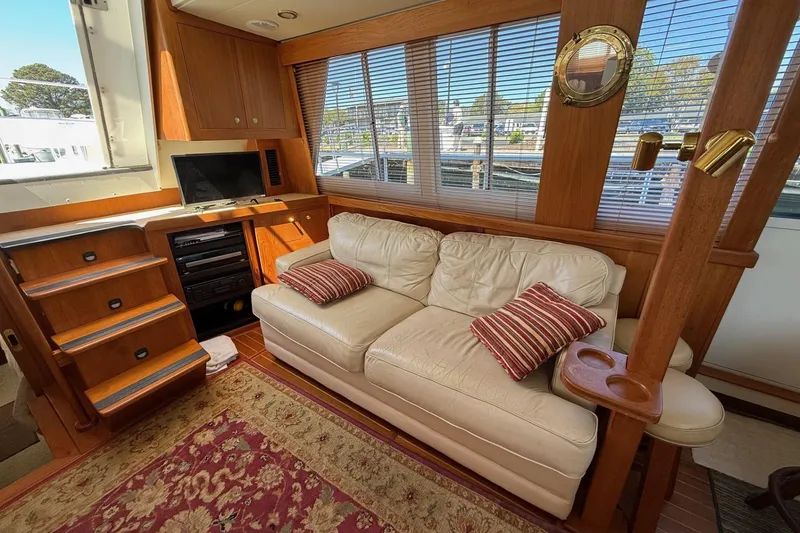 Slide: The Image of Mainship 430 Trawler - 11