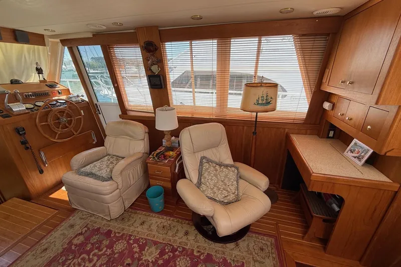 Slide: The Image of Mainship 430 Trawler - 12