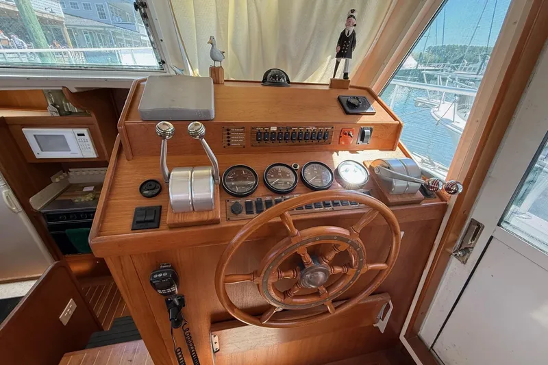 Slide: The Image of Mainship 430 Trawler - 13