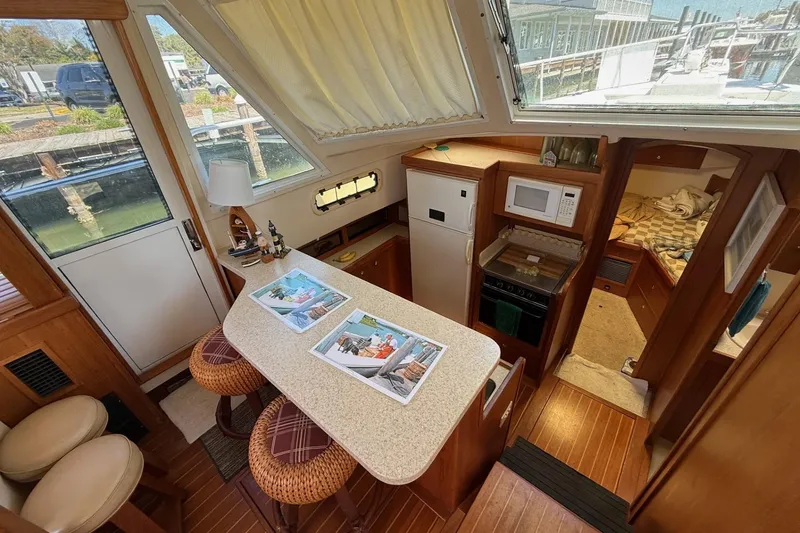 Slide: The Image of Mainship 430 Trawler - 14
