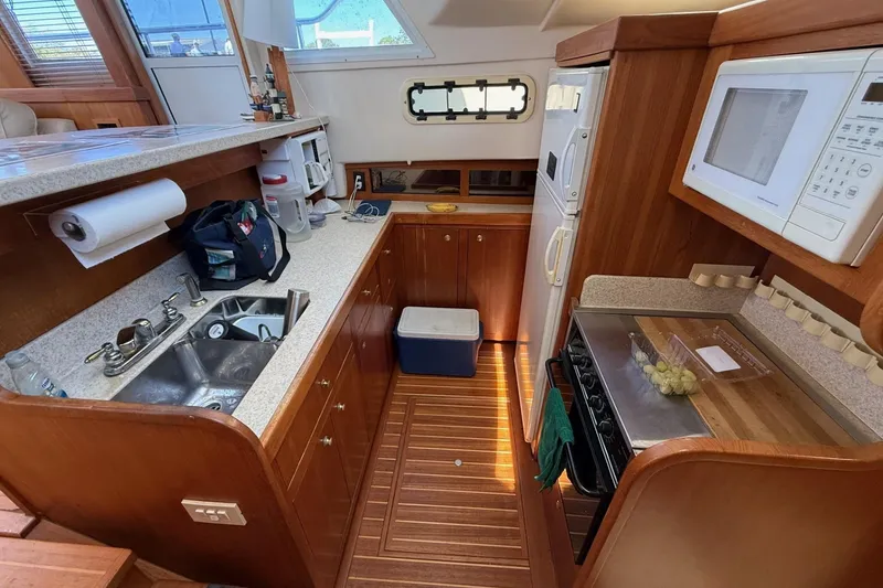 Slide: The Image of Mainship 430 Trawler - 15