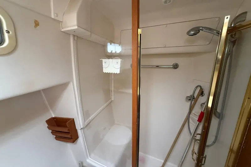 Slide: The Image of Mainship 430 Trawler - 17