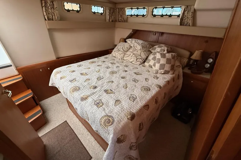 Slide: The Image of Mainship 430 Trawler - 19